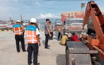 Polsek Kawasan Pelabuhan Laut Bima Polres Bima Kota Bersama Pihak Pelindo Bima Lakukan Penertiban Kendaraan Truck di Area Pelabuhan