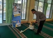 Polsek Lembar Bersih-Bersih Masjid Babussalam, Tingkatkan Kedekatan dengan Masyarakat