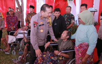 Kapolda NTB Serahkan Bantuan Sosial di Sekotong, Tekankan Pentingnya Pilkada Aman