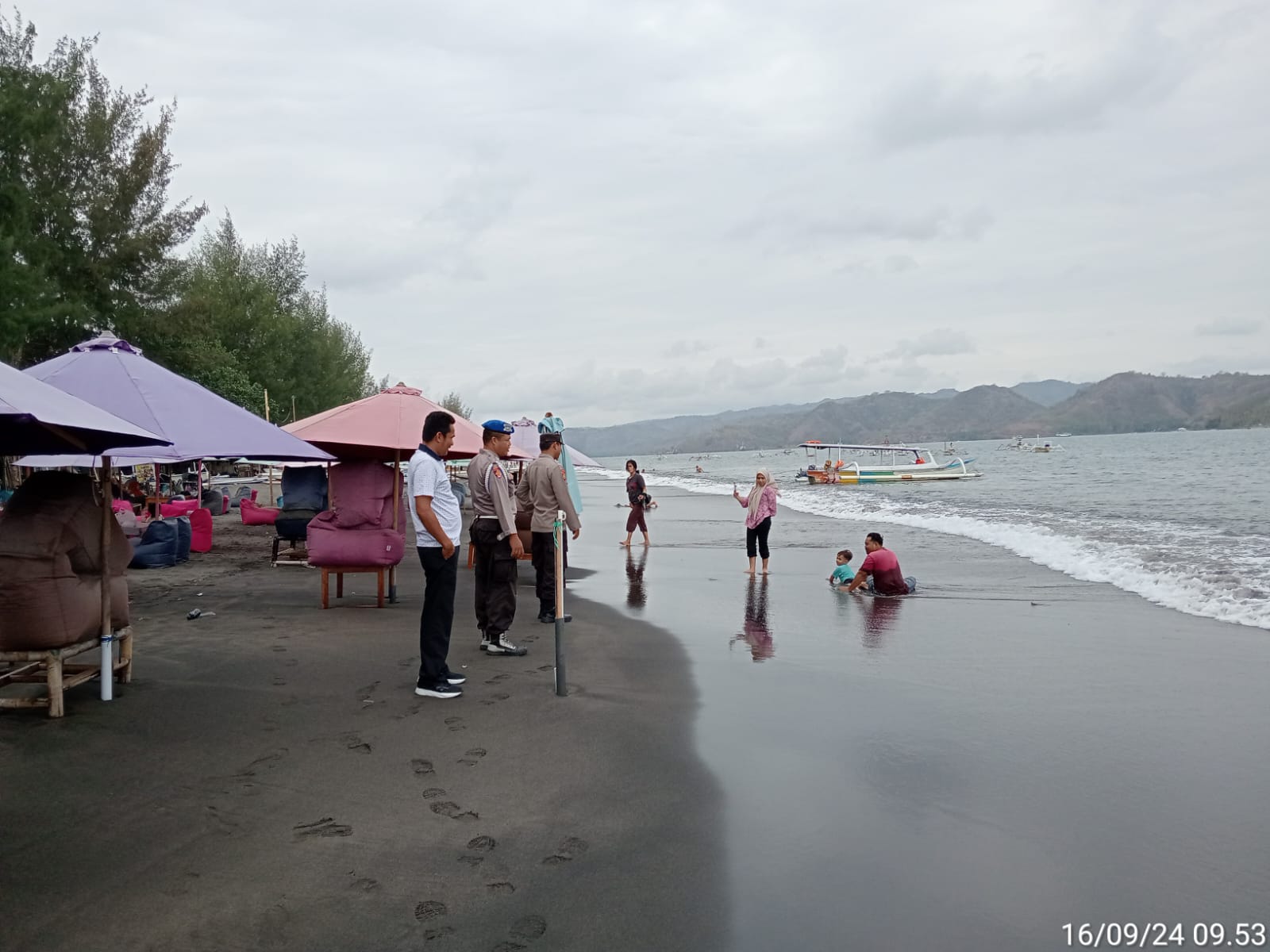 Patroli KRYD Polsek Lembar Jaga Keamanan Pantai Cemare