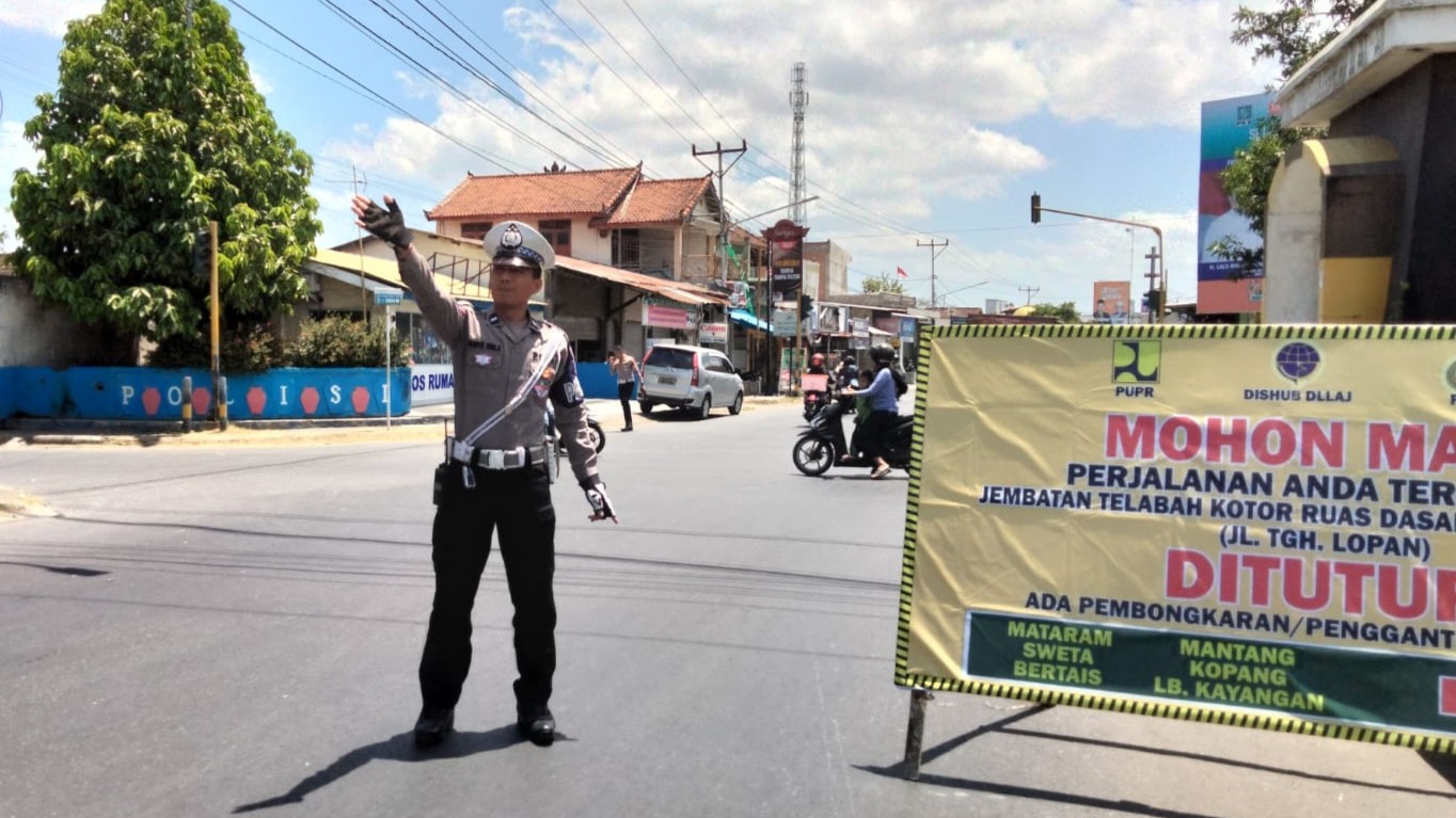 Polres Lombok Barat Amankan Lalu Lintas Selama Perbaikan Jembatan Dasan Cermen