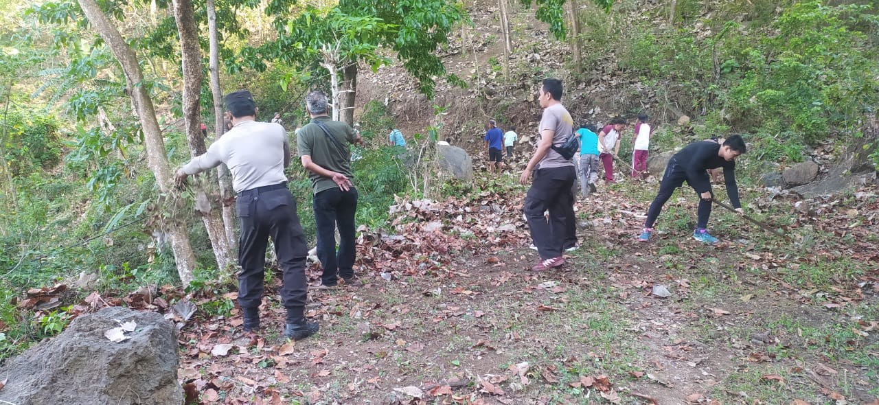 Polsek Batulayar Bersihkan Lingkungan, Bantu Warga Kurang Mampu