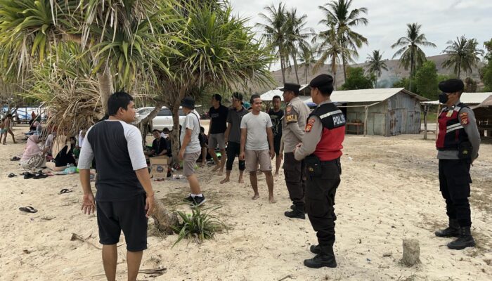 Patroli Rutin Polsek Sekotong di Pantai Elak-Elak: Jaga Keamanan dan Kamtibmas