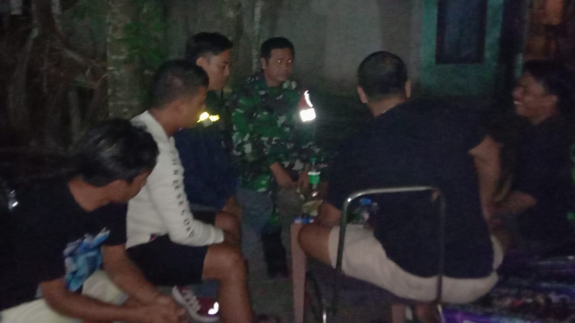 Sambang Malam TNI-Polri Jaga Keamanan Batulayar Barat