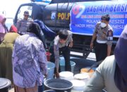 Menyambut HUT Polantas ke-69, Sat Lantas Polres Sumbawa Barat Salurkan Air Bersih ke Masyarakat