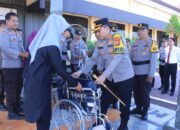 Cooling System Polres Sumbawa Barat Berikan Bantuan Kursi Roda dan Tongkat kepada Masyarakat