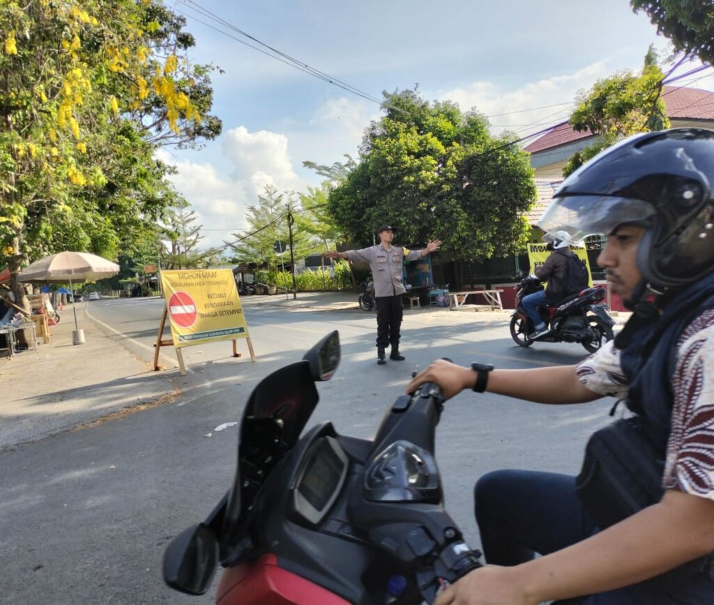 Dukung Perbaikan Jembatan Polsek Labuapi Terapkan Pengalihan Arus