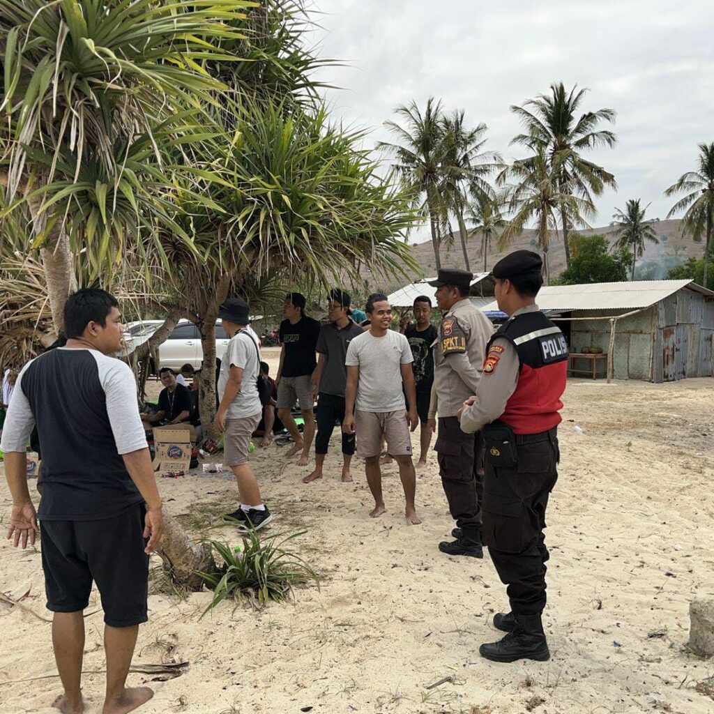 Polsek Sekotong Gelar Patroli Rutin di Pantai Elak-Elak untuk Keamanan Wisatawan