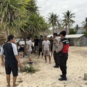 Patroli Rutin Polsek Sekotong di Pantai Elak-Elak Jaga Kamtibmas