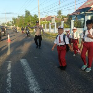 Jamin Keselamatan Pelajar, Personil Polsek Utan Gatur Lalin Pagi Hari Dan Seberangkan Anak Sekolah