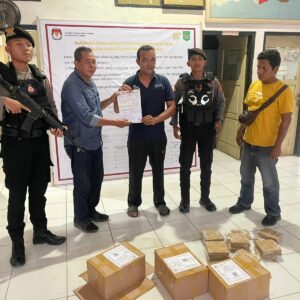 Satgas Preventif OMP Rinjani 2024 Polres Bima Laksanakan Pengamanan Kedatangan Logistik Sampul Formulir Model C.Hasil – KWK