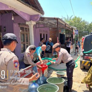 Bantu Kesulitan Warga, Polres Sumbawa Salurkan Air Bersih Di Desa Hijrah Lape