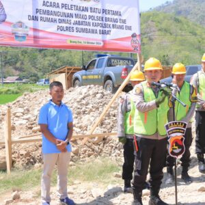 Kapolres Sumbawa Barat Lakukan Peletakan Batu Pertama, Tandai Mulainya Pembangunan Polsek Brang Ene