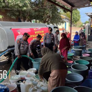 Bentuk Kepedulian, Samapta Polres Sumbawa Salurkan Air Bersih Di Lape