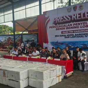 DIRKRIMSUS POLDA KEPRI HADIRI KEGIATAN KONFERENSI PERS PENYELUDUPAN BENIH BENING LOBSTER SEBANYAK 237.305 BENIH BENING LOBSTER SENILAI 23,6 MILIAR RUPIAH