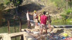 Wujud Polri Peduli, Bhabinkamtibmas Desa Nipa Gotong Royong Bersihkan Saluran Irigasi Bersama Warga