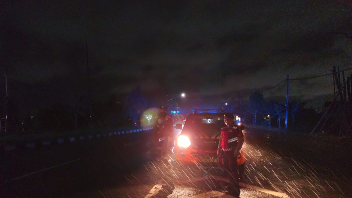 Patroli Blue Light Lombok Barat, Amankan Jalur Bypass di Tengah Cuaca Ekstrem