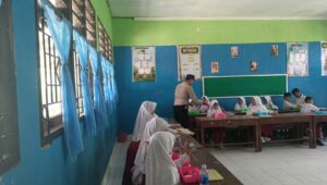 Bhabinkamtibmas Kawal Program Makanan Bergizi di SDN 2 Ombe Baru