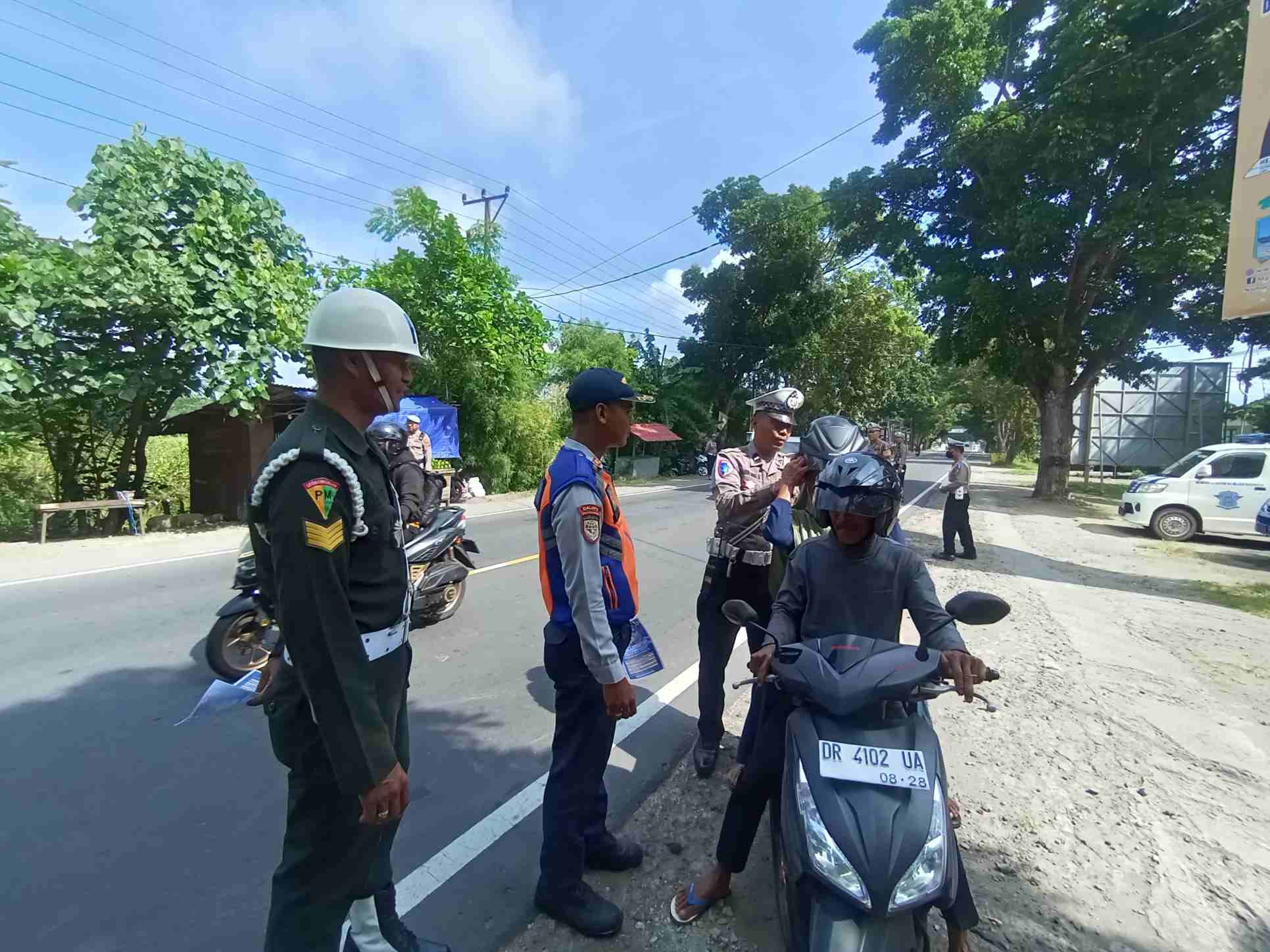 Polres Lobar Gelar Operasi Keselamatan Rinjani 2025: Edukasi dan Teguran Simpatik untuk Pengguna Jalan