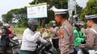 Ramadhan Berkah: Polres Lombok Barat Bagikan Takjil Gratis