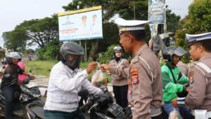 Ramadhan Berkah: Polres Lombok Barat Bagikan Takjil Gratis