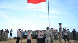 Jelang HUT RI ke-80, Polda Jabar Kibarkan Bendera Merah Putih di Puncak Gunung Ciremai