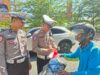 Sat Lantas Polres Bima Kota Bagikan dan Pasang Bendera Merah Putih pada Pengendara Sambut HUT RI ke-80