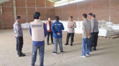 Wakapolres Sumbawa Barat Bersama Satgas Pangan Cek Ketersediaan Pangan di Bulog Kabupaten sumbawa barat