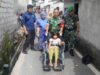 Kodim 1606 Mataram Bagikan Kursi Roda Door to Door