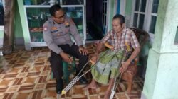 Polres Lombok Barat Salurkan Bantuan Tongkat untuk Lansia di Dusun Gubuk Genteng