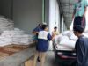 Polsek Gerung Kawal Distribusi 3,4 Ton Jagung Petani ke Bulog Mataram