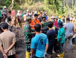 Gotong Royong Penuh Canda, Babinsa dan Polisi Bawa Tuak Manis