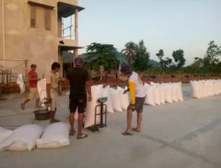Polsek Labuapi dan Kuripan Dampingi Petani Jagung di Gerung Jual ke Bulog NTB