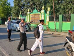 Anggota Lantas Polsek Rasanae Barat Polres Bima Kota Laksanakan Strong Point di Depan MTsN 1 Kota Bima
