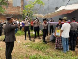 Perwakilan Polres Bima Menghadiri Prosesi Pemakan Alamrhum Aiptu Agus Sapta Budiawan dan Memberikan Penghormatan Terakhir