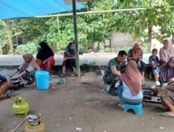 Bakes TMMD Ke-126 Kodim 1606 Mataram Masak Bersama Ibu-Ibu Desa