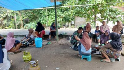 Bakes TMMD Ke-126 Kodim 1606 Mataram Masak Bersama Ibu-Ibu Desa