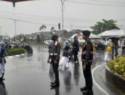 Meski Diguyur Hujan, Personel Polres Sumbawa Barat tetap Profesional amankan Jalannya Kegiatan.
