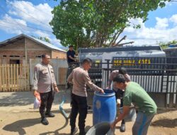 Sat Binmas Polres Bima Kota Laksanakan Kegiatan Pembagian Air Bersih untuk Warga Kelurahan Dara