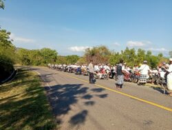 BHABINKAMTIBMAS DESA KOKARLIAN AMANKAN KEGIATAN MELASTI DALAM RANGKAIAN UPACARA NGENTEG LINGGIH