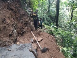 Satgas TMMD 126 Buka Jalur Pipa Air di Lereng Terjal