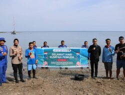 Jaga Ekosistem Laut, Polres Sumbawa Melaksanakan Kegiatan Penanaman Terumbu Karang di Pantai Kencana