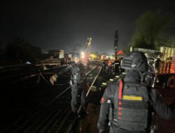 Brimob Amankan Lokasi Anjloknya Kereta Purwojaya di Bekasi