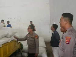 Polsek Batulayar Dampingi Penjualan 1 Ton Jagung Petani ke BULOG