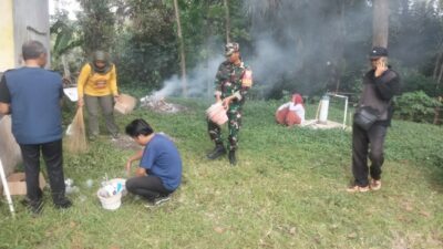 Babinsa dan Warga Lingsar Gencarkan Aksi Bersih Sarang Nyamuk
