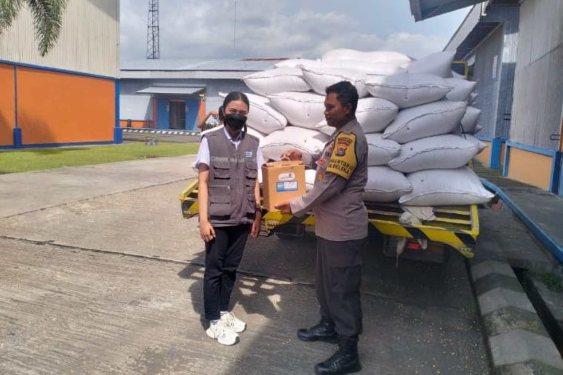 Amankan Stok Pangan, Polsek Gerung Dampingi Distribusi Jagung ke BULOG