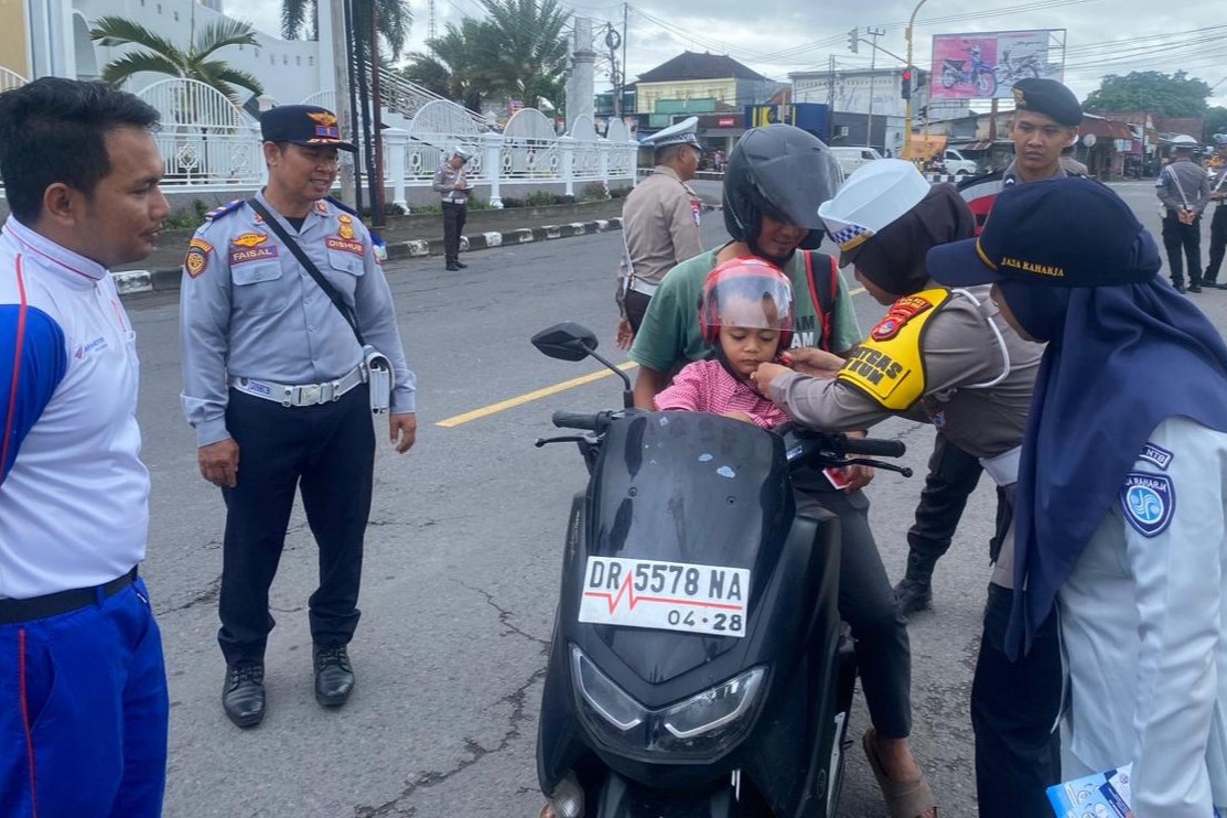 Polres Lobar Hadiahi Pengendara Tertib saat Operasi Zebra Rinjani
