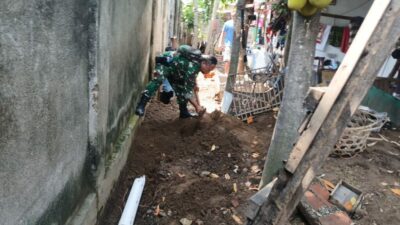 Antisipasi Banjir, Babinsa dan Warga Bersihkan Saluran Air