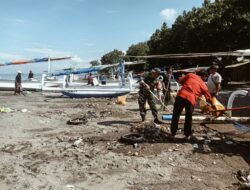 “Satu Langkah Seribu Manfaat”, Babinsa dan Warga Bersatu Jaga Pantai