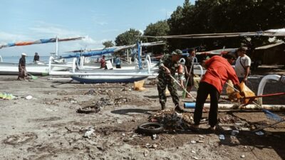 “Satu Langkah Seribu Manfaat”, Babinsa dan Warga Bersatu Jaga Pantai